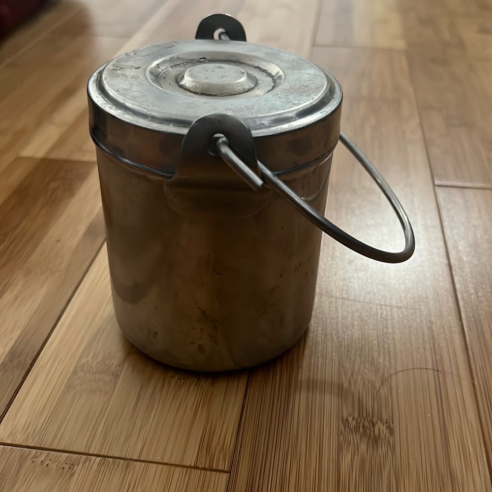 Storage container